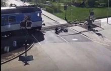 Motocyklista złamał szlaban i wjechał pod nadjeżdżający pociąg. To co...