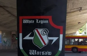 Wilczy hak - symbol nazistowskich oddziałów Waffen-SS - w centrum Warszawy