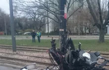Warszawa: Samochód wjechał w słup. Nie żyją trzy osoby