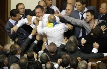 Bójka w ukraińskim parlamencie z powodu języka rosyjskiego.