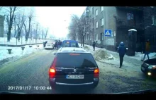 Taksówkarz potrącił policjantów