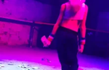 10 letni chłopiec tańczy na scenie za pieniądze w gejowskim klubie! ENG