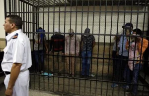 Gejowska orgia w egipskiej łaźni! 26-ciu dewiantów wyprowadzono nago!