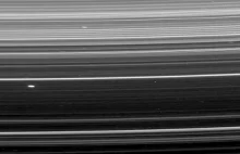Cassini ukazuje wielką pustkę obok Saturna. Naukowcy zaskoczeni