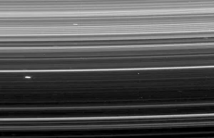 Cassini ukazuje wielką pustkę obok Saturna. Naukowcy zaskoczeni