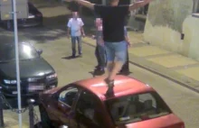 Chciał się popisać przed kolegami. Wbiegł na samochód i wgiął dach (wideo)...