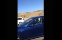 Kierowca zasnął, gdy jechał na autopilocie samochodem Tesla S