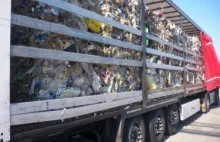 Ciężarówka pełna odpadów z Niemiec wjechała do Polski. Towar zdradził rój much