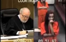 Nastolatka pogrywa z sędzią na sali sądowej, efekt przerósł oczekiwania