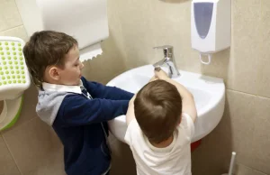 60% dzieci unika korzystania ze szkolnej toalety, bo jest brudna