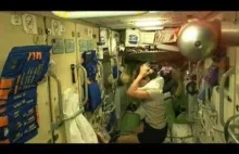Mycie włosów przez kosmiczną turystkę na ISS.