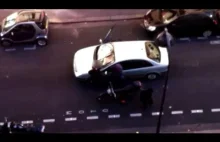 Policjant ogląda wideo nagrane do góry nogami