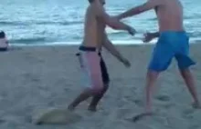 Pijany idiota zaczepia dziewczęta na plaży