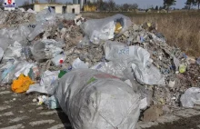 Teratyn: Ktoś wyrzucił na placu 50 ton śmieci. Policja szuka sprawcy