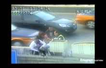 Matka z dzieckiem na ręku chce skoczyć z mostu. Ratuje ją policjant