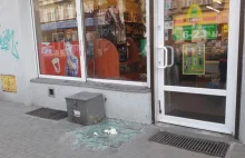 Napad na Żabkę we Wrocławiu. Odważny klient wypchnął napastnika przez okno