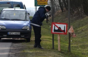 Przed Bydgoszczą witają tablice z przekreślonymi meczetami i świńskie głowy.