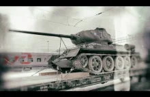 Kilkanaście T-34 wjeżdża na platformie kolejowej na dworzec w Nowosybirsku