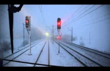 Przelot pociągu InterCity po oszronionym przewodzie jezdnym