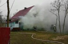 29 strażaków zmagało się z pożarem budynku mieszkalnego jednorodzinnego....