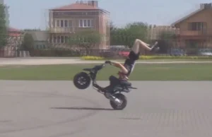 Wheelie na skuterze... stojąc na głowie