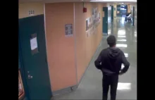 Pracownik szkoły szarpie 13 letniego chłopaka i podnosi go za szyję.