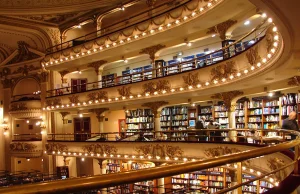 Księgarnia wybudowana w 100-letnim teatrze