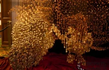 Latający smok zrobiony z 40,000 złotych guzików