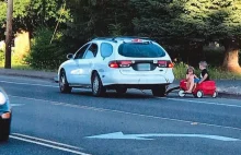 She put her kids in a plastic wagon — then towed them with her car through...