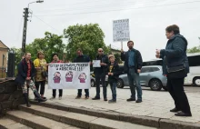 Protest przeciwko ukrywaniu pedofilii przed katedrą, ksiądz wyrwał transparent.