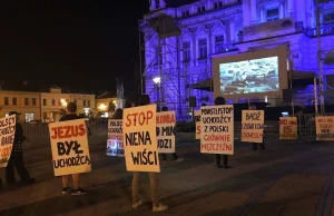 Zaatakowano pokojowy protest w Oświęcimiu. Rzucano petardami, świecami dymnymi