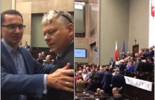 Wojna w Sejmie. Poseł PiS otoczony przez opozycję. "Nie dotykaj mnie!"