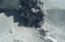 Przelot nad erupcją japońskiego wulkanu Shinmoedake