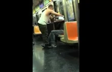 Pasażer metra daje koszulkę i czapkę bezdomnemu