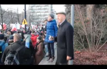 Roman Giertych skacze i rapuje - manifestacja KOD (napisy PL)