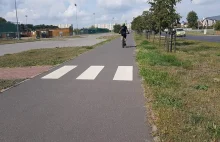 Pierwszy zielony chodnik w Polsce. Co tu się stanęło?
