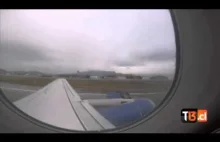 Pasażer samolotu uchwycił moment oderwania się pokrywy silnika...