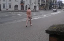 Goły mężczyzna spacerował w centrum miasta