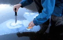 Jak zagotować wodę za pomocą skutego lodem jeziora