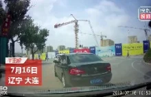 Dźwig łamie się i przewraca na ulicę (Chiny)