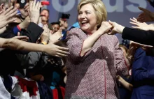 Clinton podczas przemowy o nierównościach społecznych ubrana w ciuchy Armaniego