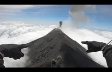 Lot nad aktywnym wulkanem.