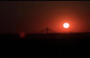 Przepiękny zachód słońca, pełnia księżyca i koniunkcja planet