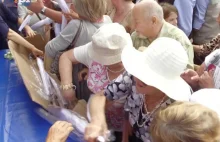 Bójka emerytów o parasole w Łomży! Szokujące sceny
