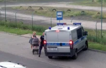 Policjanci podczas wichury pomogli kobiecie z dziećmi.