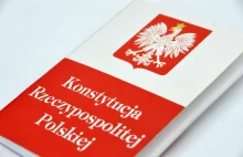 Blisko połowa Polaków uważa, że PiS osłabia demokrację w naszym kraju