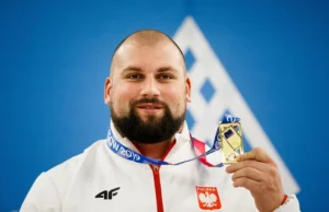 Haratyk dostał porysowany medal w uszkodzonym pudełku Wręczono mu go w korytarzu