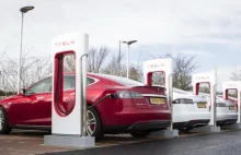 Tesla, której nie rozładują się baterie i sama wjedzie do garażu