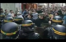 Wygwizdany Nicolas Sarkozy ucieka przed tłumem.