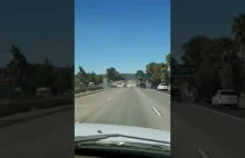 Lądowanie samolotu na ruchliwej autostradzie w Kalifornii